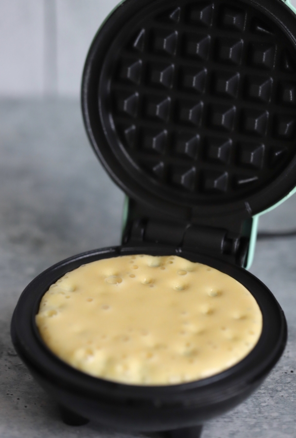 https://www.buttertogetherkitchen.com/wp-content/uploads/2019/09/white-bread-keto-chaffle-step3.jpeg